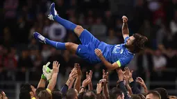 Mantan bintang timnas Italia, Andrea Pirlo diangkat oleh sejumlah pemain usai pertandingan perpisahan Andrea Pirlo di Stadion San Siro, Milan, Italia, (21/5). (AFP Photo / Marco Bertorello)