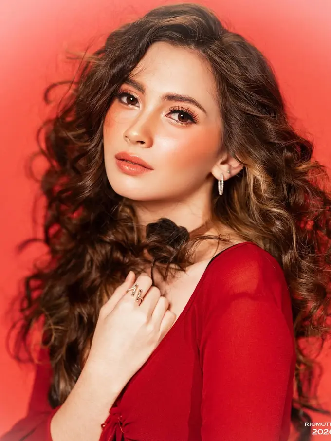 Pesona Richelle Skornicki Pancarkan Aura Mature dengan Makeup Bold dan Rambut Keriting Bervolume