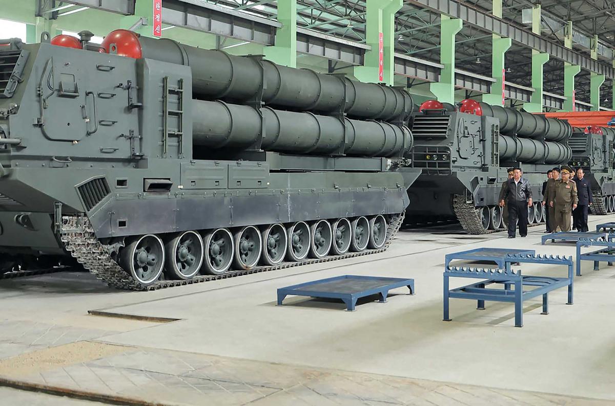 FOTO: Kunjungan Presiden Korut Kim Jong Un ke Pabrik Tank yang “Dirahahasiakan”