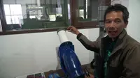 Pusat Penelitian Tenaga Listrik dan Mekatronik (Puslit Telimek) LIPI mencontohkan Piko Hidro, salah satu produk penelitian terkait energi terbarukan dengan biaya murah. (Huyogo Simbolon)