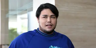 Beberapa hari belakangan ini, dunia hiburan rame membicarakan terkait rencana Ivan Gunawan yang akan melamar janda satu anak, Ayu Ting Ting. Saat ditemui di kawasan Tendean, Ivan minta dimudahkan dan dilancarkan. (Deki Prayoga/Bintang.com)