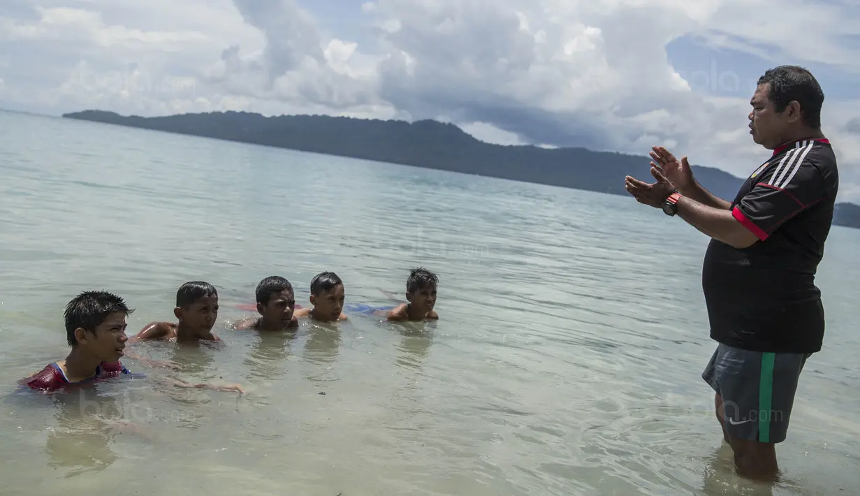 Anak-anak Putra Tulehu terbiasa latihan fisik di Pantai Tial, bahkan sesekali anak-anak mendaki Gunung Salahutu. Alam mengajarkan para pesepak bola muda untuk menjadi lebih kuat dan fisik yang lebih terasah. (Bola.com/Vitalis Yogi Trisna)