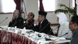  Suasana saat  melakukan wawancara terbuka di Auditorium Komisi Yudisial, Jakarta, Senin (20/6). Sebanyak  15 calon hakim agung dan empat calon Hakim Ad Hoc Tipikor‎ mereka akan menjalani serangkaian tes wawancara. (Liputan6.com/Faizal Fanani)