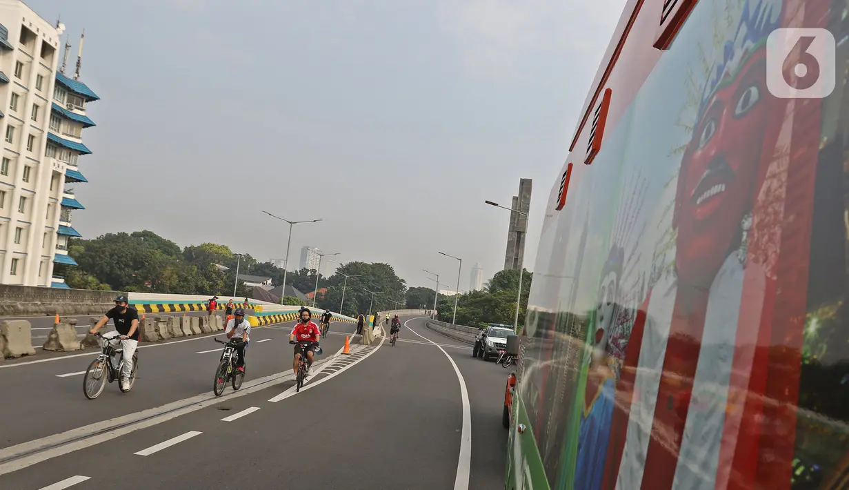 Warga bersepeda saat Car Free Day (CFD) di Jalan Layang Non Tol Antarasari, Jakarta, Minggu (28/6/2020). Digantikannya HBKB atau CFD di 32 lokasi baru dengan alasan menghindari terjadinya kerumunan warga untuk mencegah penyebaran COVID-19. (Liputan6.com/Herman Zakharia)