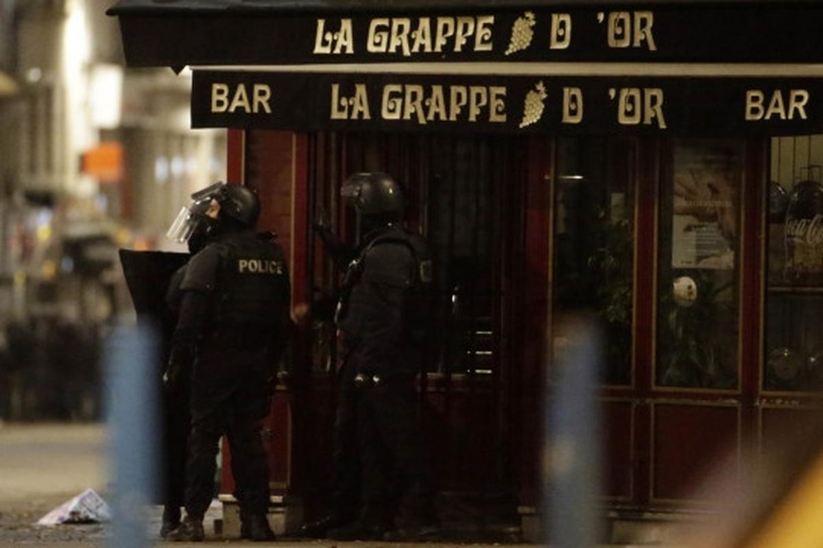Suasana mencekam polisi kepung persembunyian pelaku Teror Paris