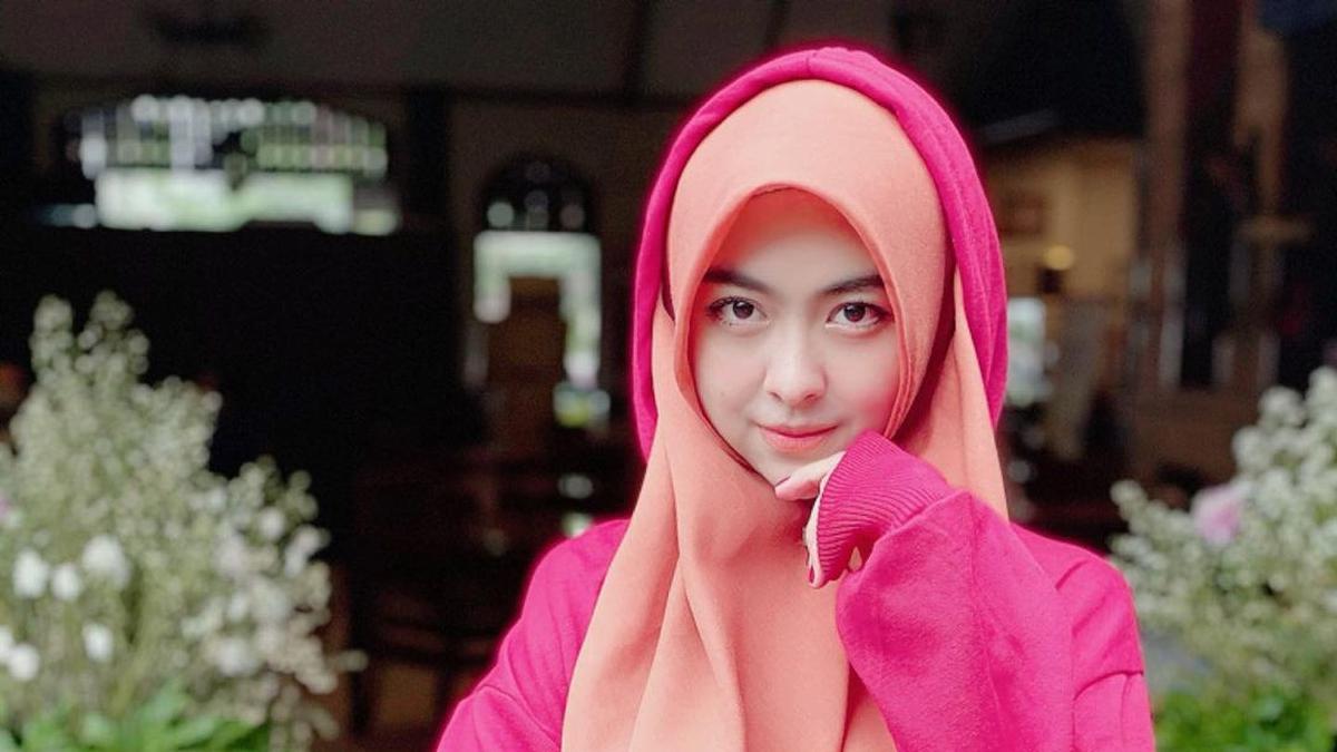 Pesona Selebgram Shindy Putri Pakai Hijab dan Hoodie Pink, Disebut