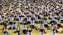 Ribuan peserta mengikuti latihan yoga di Lapangan Independen di Kuala Lumpur, Malaysia (2/7). Dalam acara ini 3.000 peserta ikut berpatisipasi. (AP Photo / Daniel Chan)