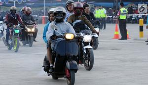 Pemudik menggunakan Vespa keluaran tahun 80 an saat masuk ke dalam kapal penyeberangan di Pelabuhan Merak, Banten, Jumat (23/6). H-2 Lebaran 2017, ribuan pemudik bermotor memadati dermaga 6 Pelabuhan Banten. (Liputan6.com/Helmi Fithriansyah)