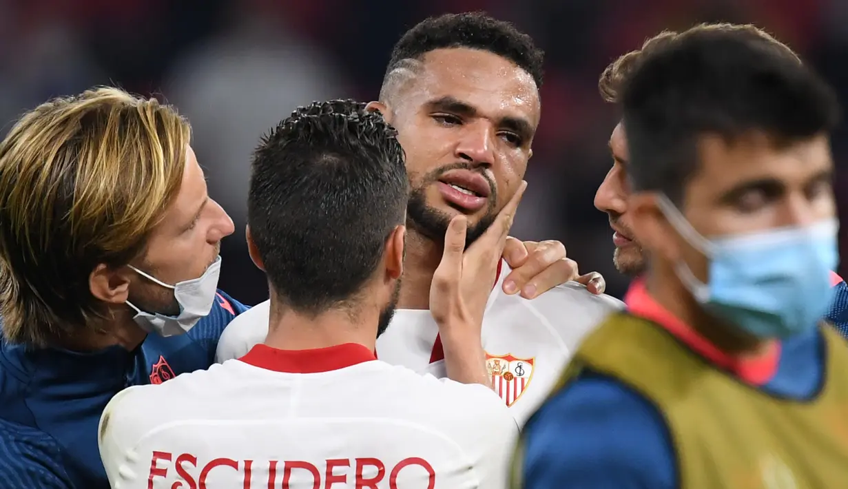 Pemain Sevilla, Youssef En-Nesyri, tampak menangis usai timnya dikalahkan Bayern Munchen pada laga Piala Super Eropa di Puskas Arena, Budapest, Jumat (25/9/2020) dini hari WIB. Sevilla kalah 1-2 oleh Bayern Munchen. (AFP/Tibor Illyes/pool)