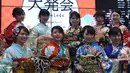 Sejumlah wanita berbaju Kimono berpose saat pembukaan Bursa Efek Tokyo di Tokyo, Jepang, Jumat (4/1). Sederet gadis cantik berpakaian Kimono turut hadir meramaikan acara tersebut. (TOSHIFUMI KITAMURA/AFP)