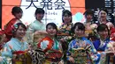 Sejumlah wanita berbaju Kimono berpose saat pembukaan Bursa Efek Tokyo di Tokyo, Jepang, Jumat (4/1). Sederet gadis cantik berpakaian Kimono turut hadir meramaikan acara tersebut. (TOSHIFUMI KITAMURA/AFP)