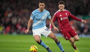 Florian Wirtz menjaga Rodri dalam laga Premier League antara Liverpool vs Manchester City di Anfield, 8 Februari 2026. (AP Photo/Jon Super)