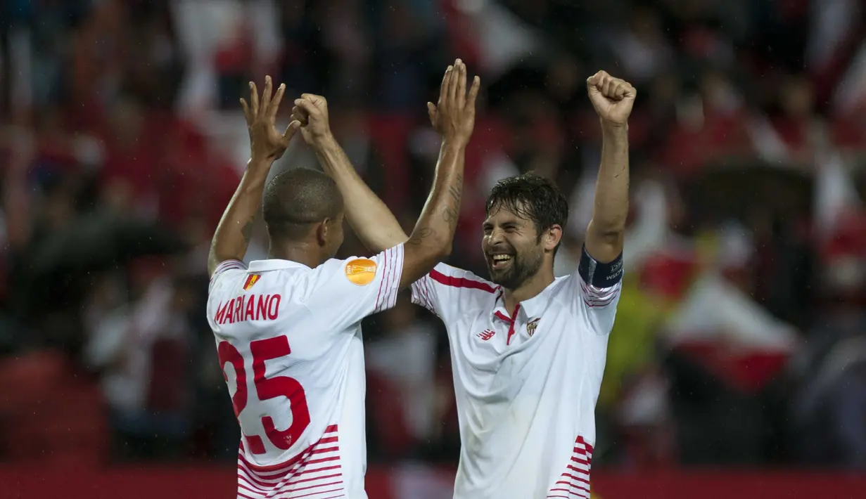 Pemain Sevilla,  Mariano Ferreira (kiri) dan rekannya Coke  merayakan kemenangan timnya atas Shakhtar Donetsk pada laga leg kedua semifinal Liga Europa di Stadion Ramon Sanchez Pizjuan, Sevilla Jumat (6/5/2016) dini hari WIB. (AFP/Jorge Guerrero)