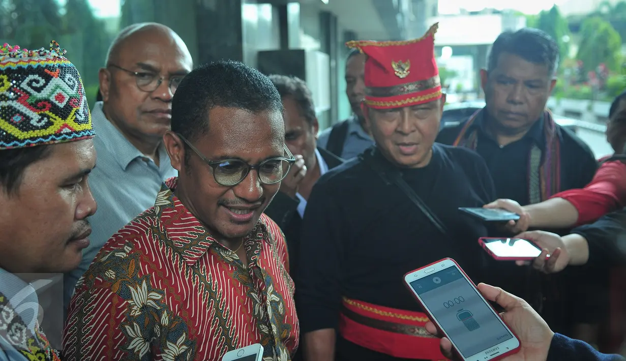 Makarius Nggiri Wangge, selaku advokat Max memberikan keterangan, Jakarta, Jumat (3/3). Imam besar FPI Habib Rizieq Syihab dilaporkan Pendeta Max Everton Ibrahim Tangkudung terkait dengan kasus dugaan ujaran kebencian. (Liputan6.com/Faizal Fanani)