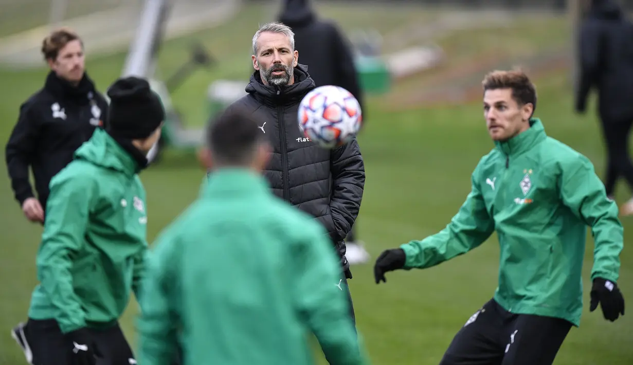 Pelatih Borussia Moenchengladbach, Marco Rose (tengah) menyaksikan pemainnya berlatih di Moenchengladbach, Jerman (26/10/2020). Borussia Moenchengladbach akan bertanding melawan Real Madrid pada grup B Liga Champions. (AP Photo/Martin Meissner)