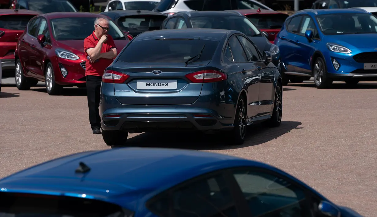 Seorang pelanggan terlihat di antara mobil-mobil yang dijual di Bury di dekat Manchester, 1 Juni 2020. Perdana Menteri Inggris Boris Johnson pada 28 Mei lalu meluncurkan sejumlah pelonggaran kebijakan karantina wilayah (lockdown) terkait COVID-19 yang "terbatas" dan "hati-hati". (Xinhua/Jon Super)