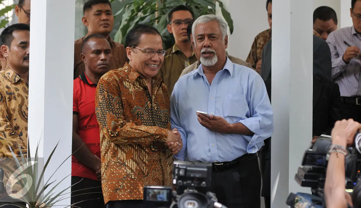 Mantan Perdana Mentri Timor Leste, Xanana Gusmao (Kanan) berjabat tangan dengan Mentri Kemaritiman dan Sumber Daya Rizal Ramli (Kiri) usai memberikan keterangan pers, Jakarta, Minggu, (23/8/2015). (Liputan6.com/Johan Tallo)