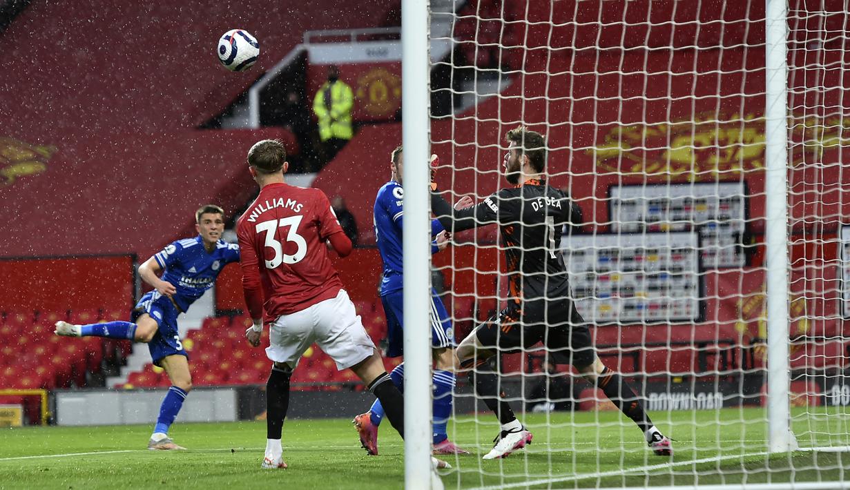 Bek Leicester City, Luke Thomas (kiri) melepaskan tendangan yang berbuah gol pertama timnya ke gawang Manchester United dalam laga lanjutan Liga Inggris 2020/2021 pekan ke-35 di Old Traffod Stadium, Manchester, Selasa (11/5/2021). Leicester menang 2-1 atas Manchester United. (AP/Peter Powell/Pool)