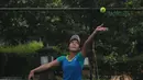 Deria Nur Haliza melakukan service saat melawan petenis India, Samantha Chamarthi pada kejuaraan ITF Women’s Circuit di Hotel Sulatan, Jakarta, Rabu (18/7/2018). Deria kalah 0-6, 2-6. (Bola.com/Nick Hanoatubun)