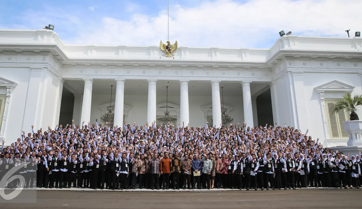 Presiden Joko Widodo berfoto bersama dengan kepala sekolah penerima Anugerah Integritas Ujian Nasional di Istana Merdeka, Jakarta (21/12). Sebanyak 503 kepala sekolah penerima Anugerah Integritas hadir silaturahmi ke Presiden. (Liputan6.com/Faizal Fanani)
