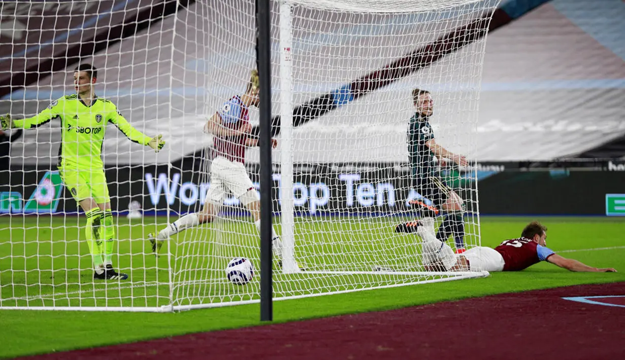 Pemain West Ham United Craig Dawson (kanan) melakukan selebrasi usai mencetak gol ke gawang Leeds United pada pertandingan Liga Inggris di Stadion London, London, Inggris, Senin (8/3/2021). West Ham United menang 2-0. (Ian Walton, Pool)