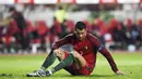 Cristiano Ronaldo duduk menyesali kegagalanya mengeksekusi pinalty saat Portugal melawan Bulgaria pada aga persahabatan di Magalhaes Pessoa stadium, Leiria, Sabtu (26/3/2016) dini hari WIB. (AFP/FRancisco Leong)