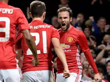 Pemain Manchester United, Juan Mata (kanan) membuat seisi stadion Old Trafford bergemuruh lewat gol tunggalnya ke gawang Manchester City pada ajang Piala Liga Inggris. (AFP/Oli carff)