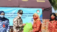 Dharma Wanita Persatuan (DWP) Kementerian Ketenagakerjaan menyalurkan bantuan bagi korban bencana banjir di Kalimantan Selatan.
