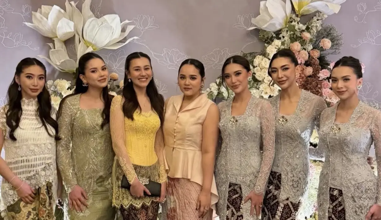 Baru lahiran kurang lebih sebulan, Alyssa Daguise tampil stunning mengenakan kebaya lace hijau kerah square dipadukan bawahan kain songket hijau. [@nazlaalifa]