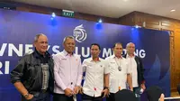 Komisaris PT LIB Mayjen TNI (Purn) Leo Siegers, Direktur Operasional PT LIB Irjen Pol (Purn) Sudjarno, Sekjen PSSI Yunus Nusi, Komisaris Utama PT LIB Juni Rachman, dan Direktur Keuangan PT LIB Anthony Candra usai memberikan keterangan pers pasca owner's meeting di Hotel Sultan, Jakarta, pada Jumat (4/11/2022). (Liputan6.com/Melinda Indrasari)