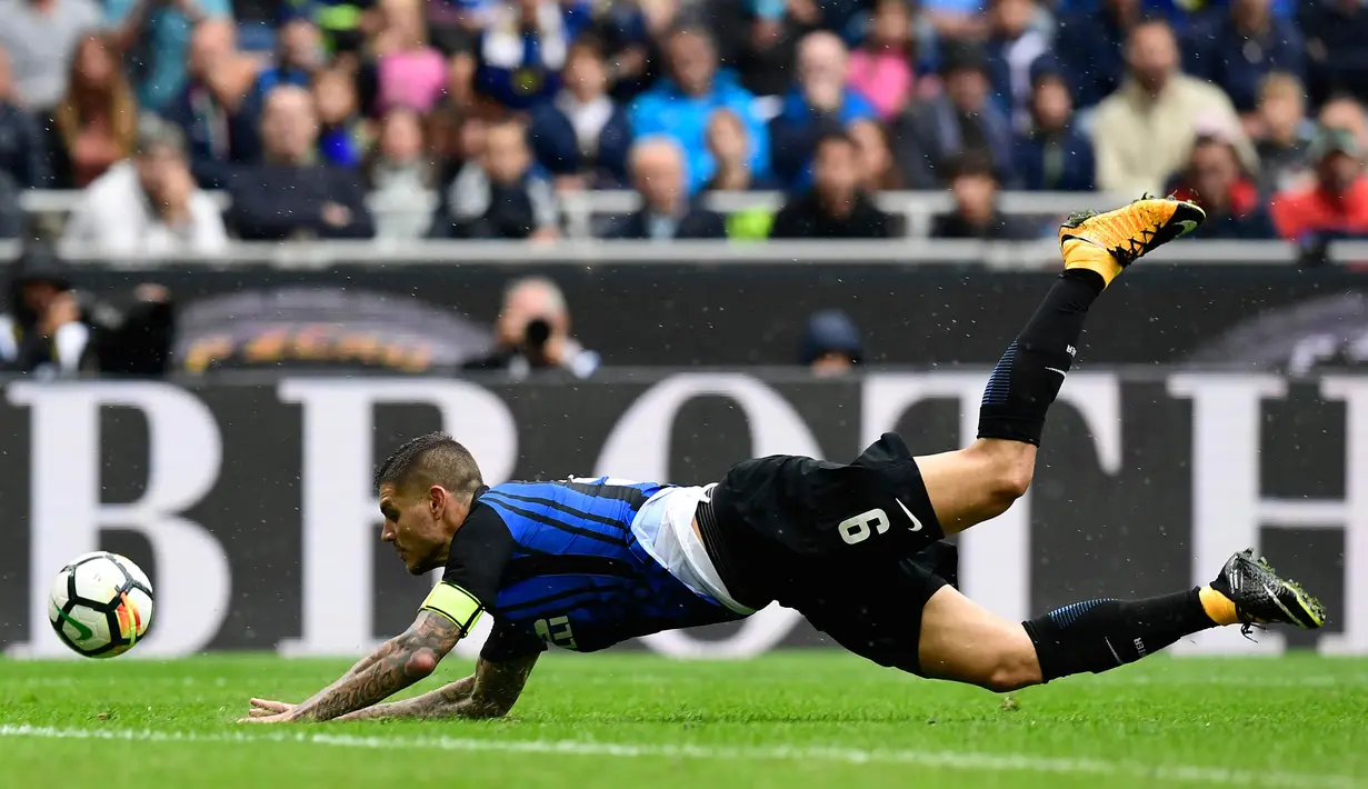Striker Inter Milan, Mauro Icardi, saat pertandingan melawan SPAL pada laga Serie A di Stadion Giuseppe Meazza, Minggu (10/9/2017). Inter Milan menang 2-0 atas SPAL. (AFP/Miguel Medina)