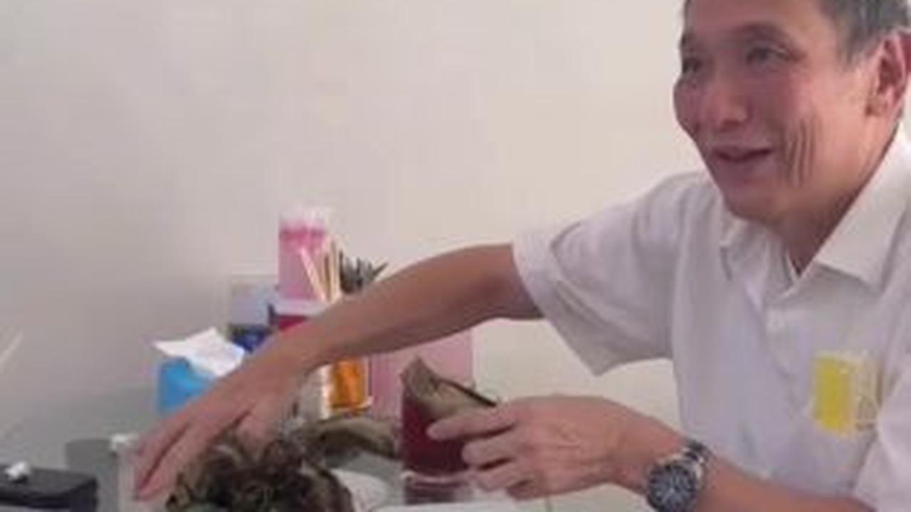 Bos Jalan Tol Makan di Kios Sederhana Sambil Angkat Satu Kaki ke Atas Kursi, Padahal di Depannya Ada Pejabat Negara