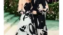 Eddie Redmayne dan istrinya Hannah tampil matching dengan gaun hitam putih dari Steve O Smith. Aksen tulle dominasi penampilan pasangan ini. [@steve_o_smith]