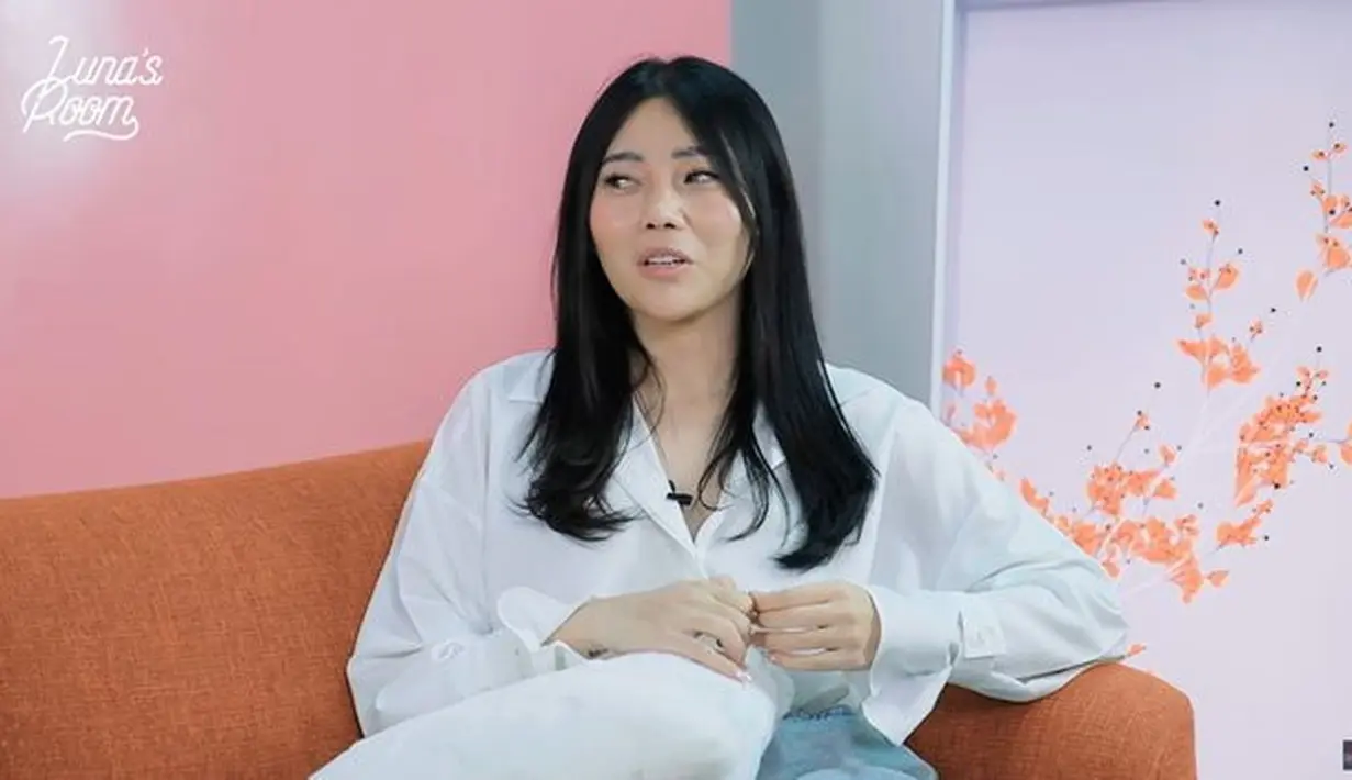 Ketika menceritakan soal itu, Wendy pun langsung menangis. Terlihat ia sangat merasakan sakit yang begitu dalam karena perselingkuhan suaminya. (youtube.com/Luna Maya)