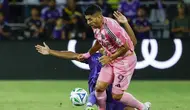 Bek Orlando City, Alex Freeman, melakukan tekel terhadap penyerang Inter Miami, Luis Suarez, pada babak pertama pertandingan MLS, Senin, 11 Agustus 2025, di Orlando, Florida. (AP Photo/Kevin Kolczynski)