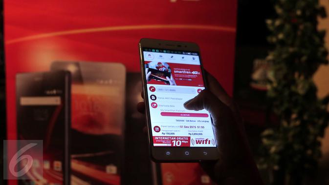 Pegunjung tengah mencoba produk baru Smartfren di Jakarta, Senin (2/11/2015).Smartfren meluncurkan sebuah paket 4G LTE baru tanpa batasan kuota.(/Angga Yuniar)