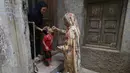 <p>Petugas kesehatan memberikan tetes vaksin polio kepada seorang anak saat kampanye vaksinasi polio dari rumah ke rumah di lingkungan Lahore, Pakistan, Senin (23/5/2022). Pakistan meluncurkan upaya anti-polio baru pada hari Senin, lebih dari seminggu setelah pejabat mendeteksi kasus ketiga tahun ini di wilayah barat laut negara itu yang berbatasan dengan Afghanistan. (AP Photo/K.M. Chaudary)</p>