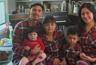 Jessica Iskandar bersama suami dan ketiga anaknya merayakan Natal di Amerika Serikat. Di hari Natal, keluarga good looking ini tampil dengan set piyama merah motif tartan. [@inijedar]