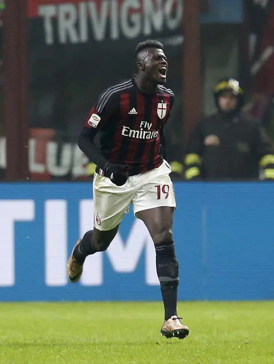 Penyerang AC Milan, M'Baye Niang melakukan selebrasi usai mencetak gol kegawang Inter Milan pada lanjutan Serie A Liga Italia di Stadion San Siro, Milan (31/01/2016). AC Milan menang telak atas Inter Milan dengan skor 3-0. (REUTERS/Alessandro Garofalo)