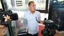 Chairuman Harahap memberi keterangan kepada awak media di Gedung KPK, Jakarta, Selasa (11/10). Politisi Golkar itu diperiksa terkait kasus dugaan korupsi pengadaan KTP Elektronik tahun 2011-2012. (Liputan6.com/Helmi Affandi)