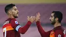 Gelandang Roma Lorenzo Pellegrini (kiri) berselebrasi dengan Henrikh Mkhitaryan setelah mencetak gol ke gawang Torino pada pertandingan Liga Serie A Italia di stadion Olimpiade di Roma, Jumat (18/12/2020).  AS Roma kalahkan tamunya Torino 3-1. (AFP Photo/Vincenzo Pinto)