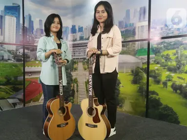 Duet Mayang dan Chika saat perform setelah tampil dalam acara Podcast di studio Liputan6.com, Jakarta, Rabu (19/1/2022). Dalam acara bincang ringan tersebut, adik dari mendiang Vannesa Angel tersebut banyak bercerita seputar kehidupan dan karier. (Liputan6.com/Helmi Fithriansyah)