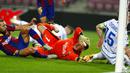 Pemain Dynamo Kyiv Viktor Tsyhankov (kanan) mencetak gol ke gawang Barcelona pada pertandingan Grup G Liga Champions di Camp Nou, Barcelona, Spanyol, Rabu (4/11/2020). Barcelona menang 2-1. (AP Photo/Joan Monfort)