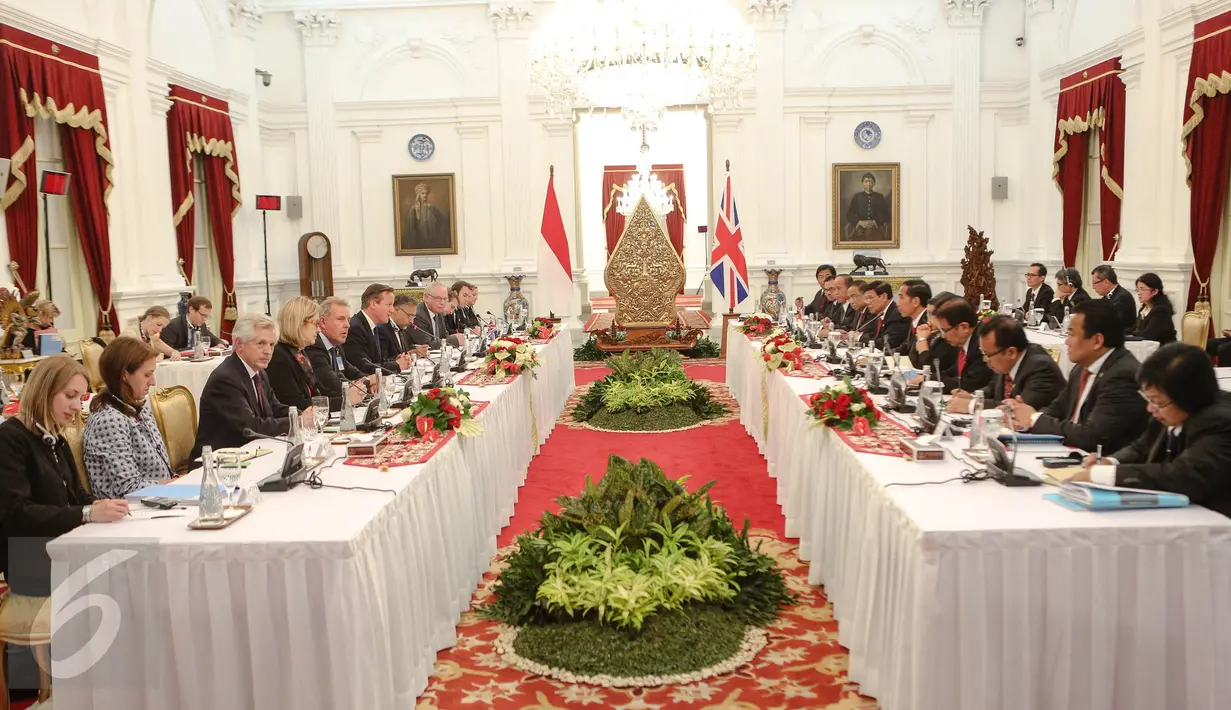 Presiden Jokowi beserta delegasi dan PM Inggris David Cameron  beserta delegasi melakukan pertemuan bilateral untuk meningkatkan hubungan kerjasama kedua negara di berbagai bidang, di Istana Negara, Jakarta, Senin (27/7). (Liputan6.com/Faizal Fanani)
