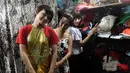 Jessica Nguyen dan rekan sesama transgender usai suntik hormon di tokonya, Vietnam (30/3). Komunitas transgender di Vietnam sudah tidak perlu lagi ke dokter spesialis untuk suntik hormon, mereka bisa melakukan sendiri. (AFP Photo/Hoang Dinh Nam)