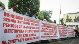 Sejumlah spanduk berisi desakan kepada Presiden Jokowi dan pejabat terkait untuk menyelesaikan masalah penetapan anggota DPRD di Papua, Jakarta, Jumat (17/4/2015). (Liputan6.com/Faizal Fanani)