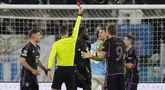 Wasit Francois Letexier memberi kartu merah kepada pemain Bayern Munich Dayot Upamecano (tengah) setelah melakukan pelanggaran terhadap pemain Lazio Gustav Isaksen di kotak penalti pada pertandingan leg pertama 16 besar Liga Champions 2023/2024 di Stadion Olimpiade, Roma, Italia, Kamis.  (15/02/2024) WIB.  (Foto AP/Andrew Medichini)