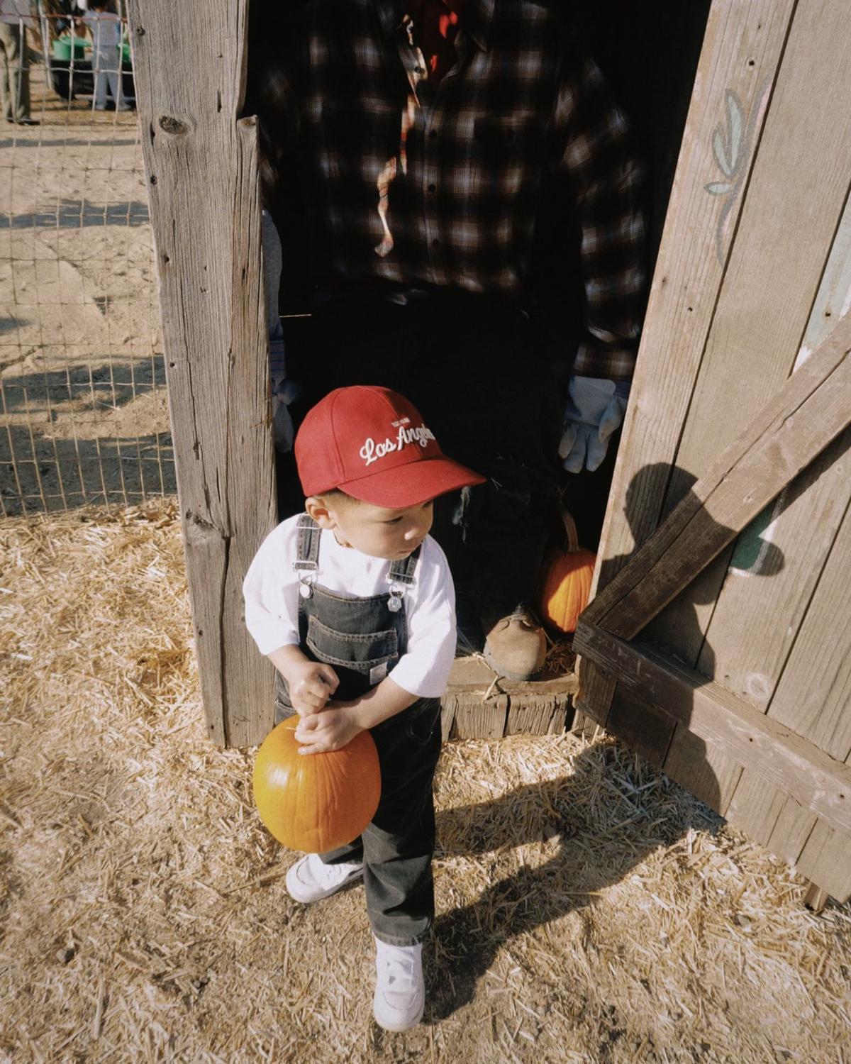 7 Potret Issa Anak Nikita Willy Jalan-Jalan di Amerika, Bikin Gemas Minta Difoto Bareng Sang Ayah