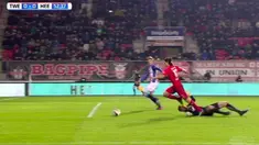 Aksi kurang terpuji ini hasilkan penalti saat pemain pinjaman dari Manchester City Enes Unal berhasil mengelabui wasit. (BallBall Video)