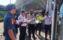 Petugas Temukan Bus Tak Laik Jalan di Terminal Tanjung Priok Jelang Mudik Lebaran 2026